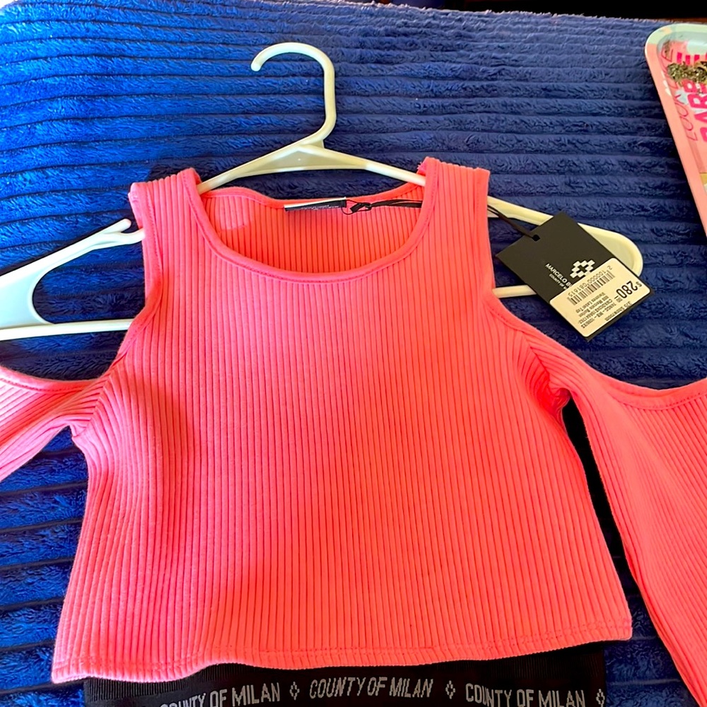 I’m selling a pink and black Vi.si.ones crop top